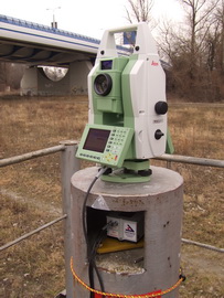 Inštalácia totálnej stanice TS30 a Nivel220 na pilieri 